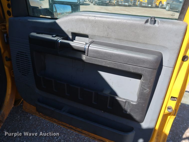 image for item IY9141 2016 Ford F350 Super Duty  utility bed pickup truck