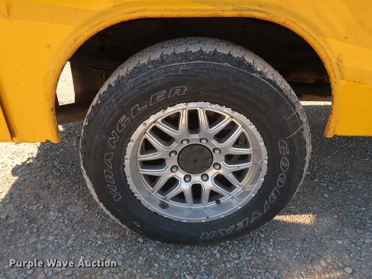 image for item IY9141 2016 Ford F350 Super Duty  utility bed pickup truck