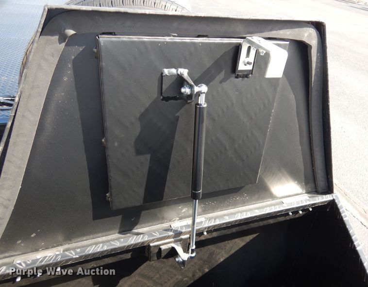 image for item JE9574 2018 Diamond C  car trailer