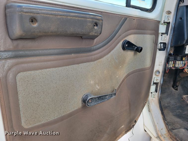 image for item JE9884 1996 International 4900  box truck