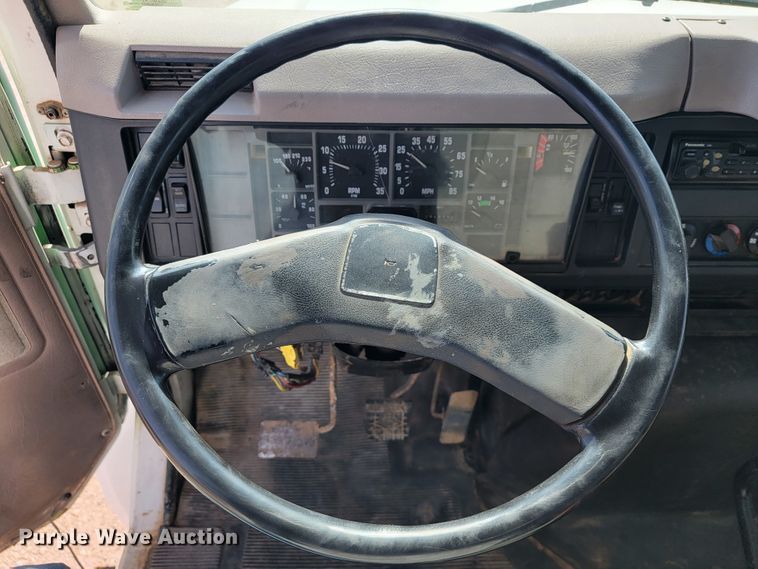 image for item JE9884 1996 International 4900  box truck