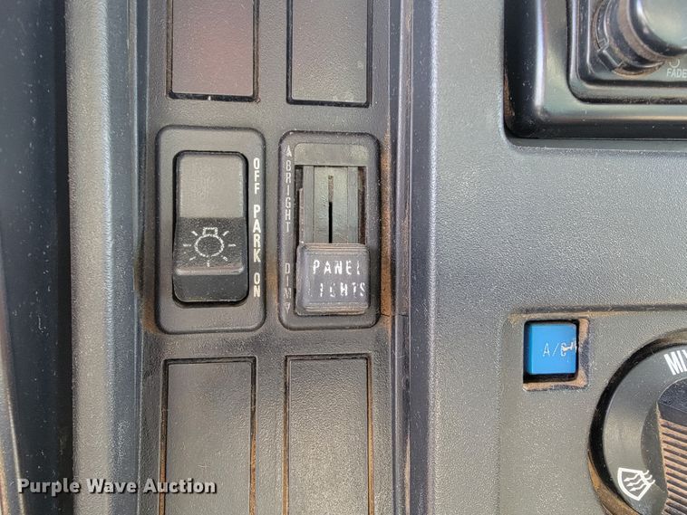 image for item JE9884 1996 International 4900  box truck