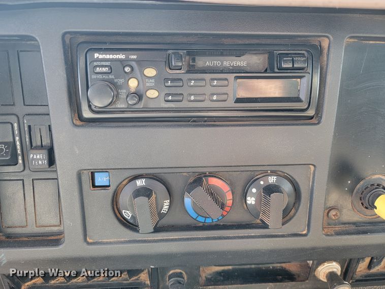 image for item JE9884 1996 International 4900  box truck