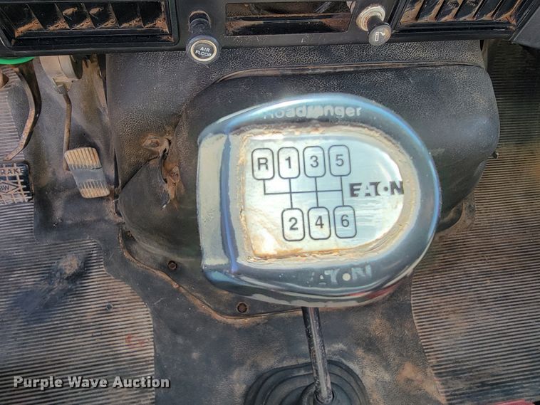 image for item JE9884 1996 International 4900  box truck