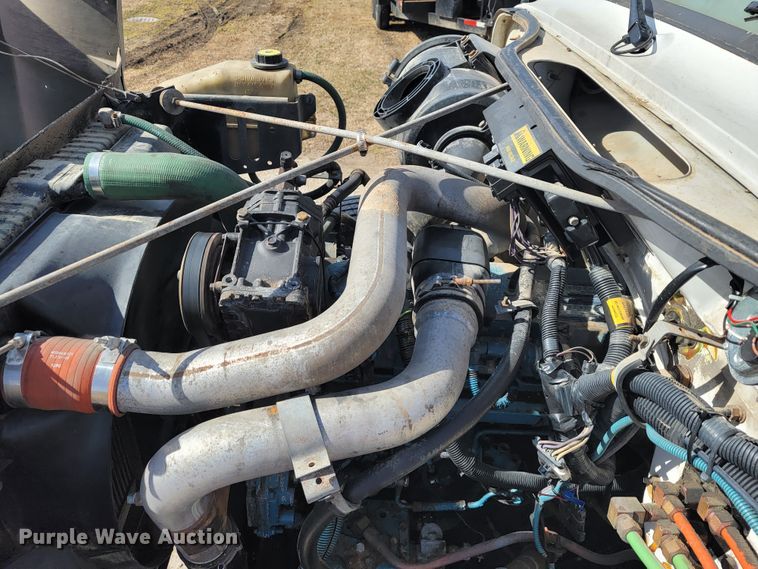 image for item JE9884 1996 International 4900  box truck