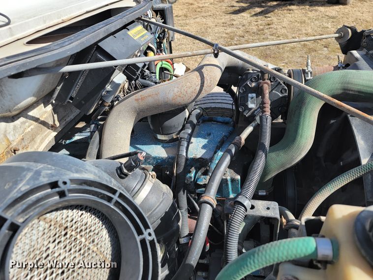 image for item JE9884 1996 International 4900  box truck