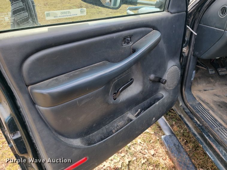 image for item JE9895 2002 Chevrolet Silverado 3500  tow truck