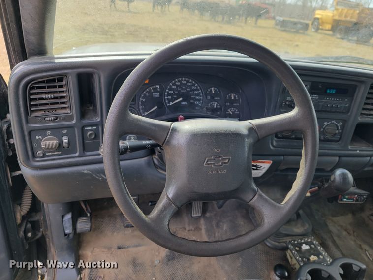 image for item JE9895 2002 Chevrolet Silverado 3500  tow truck