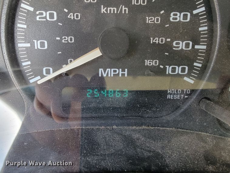 image for item JE9895 2002 Chevrolet Silverado 3500  tow truck