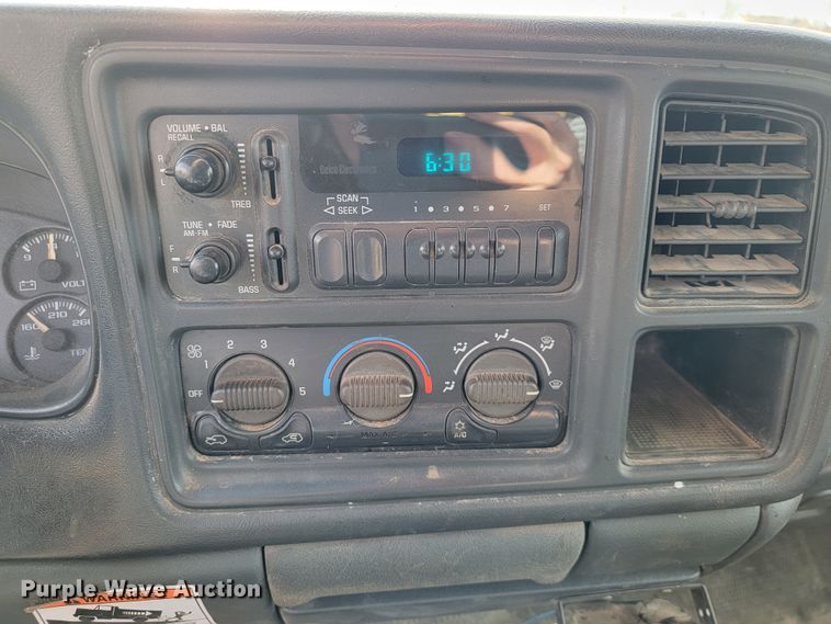 image for item JE9895 2002 Chevrolet Silverado 3500  tow truck