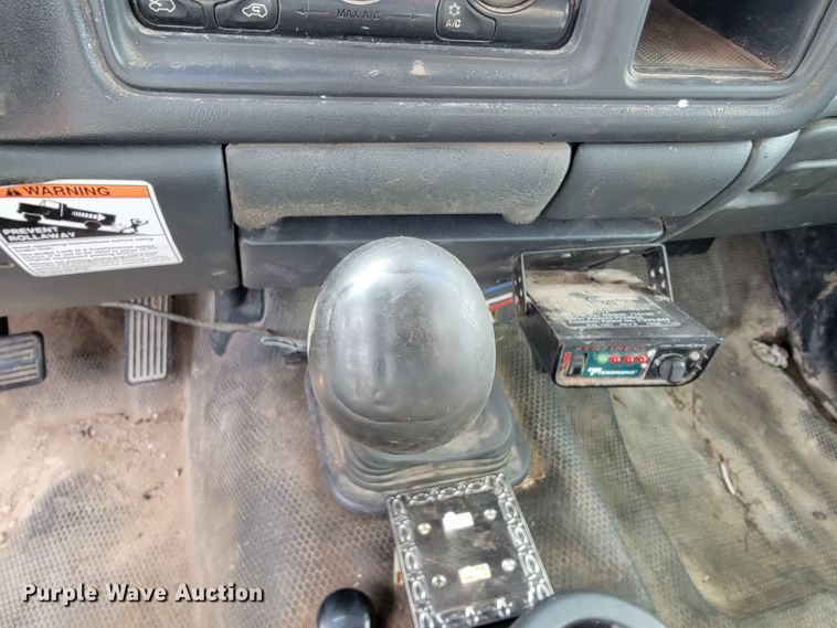 image for item JE9895 2002 Chevrolet Silverado 3500  tow truck