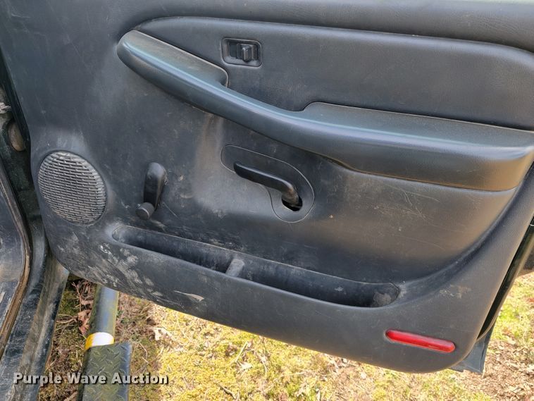 image for item JE9895 2002 Chevrolet Silverado 3500  tow truck