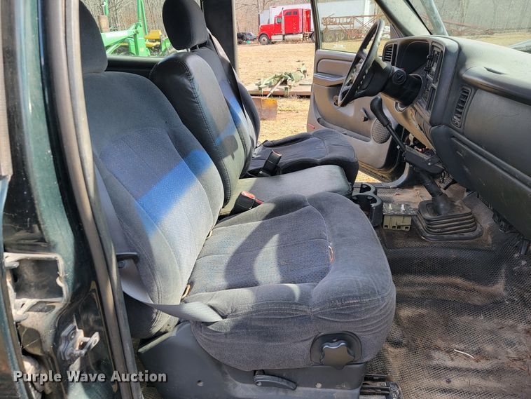 image for item JE9895 2002 Chevrolet Silverado 3500  tow truck