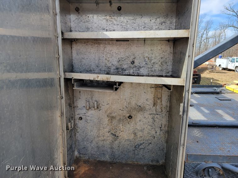 image for item JE9895 2002 Chevrolet Silverado 3500  tow truck