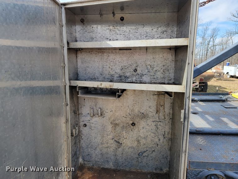 image for item JE9895 2002 Chevrolet Silverado 3500  tow truck