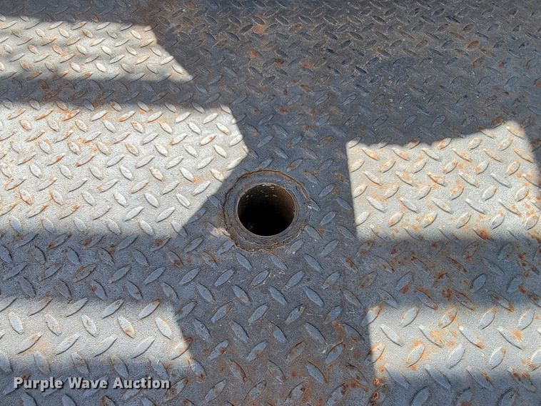 image for item JE9895 2002 Chevrolet Silverado 3500  tow truck