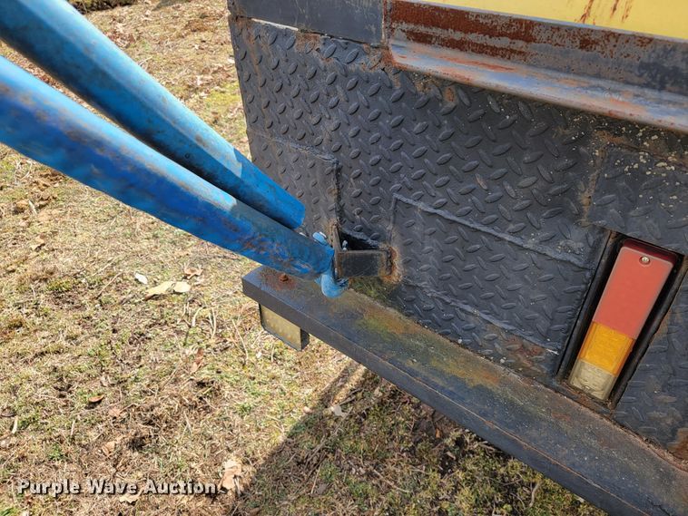 image for item JE9895 2002 Chevrolet Silverado 3500  tow truck