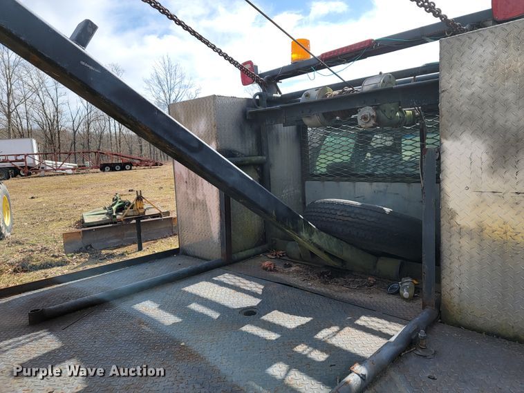 image for item JE9895 2002 Chevrolet Silverado 3500  tow truck