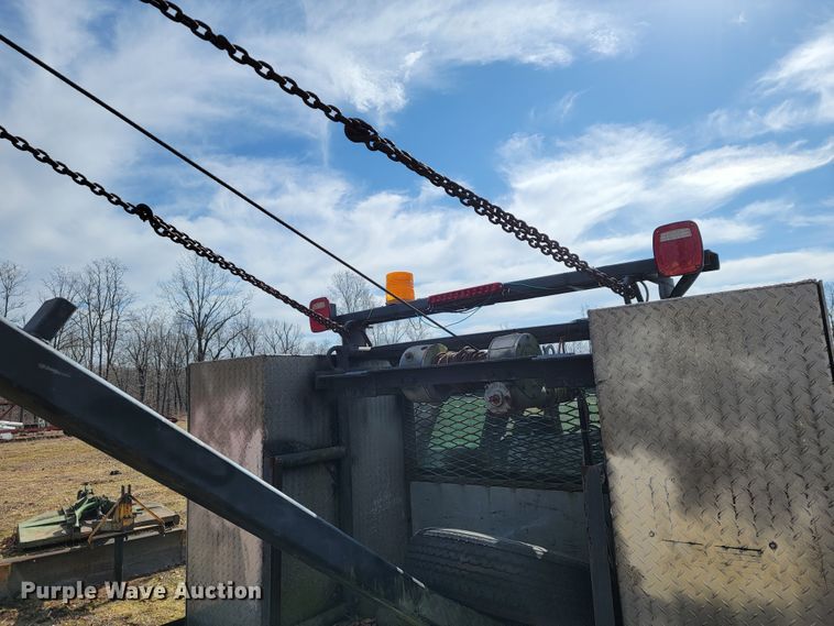 image for item JE9895 2002 Chevrolet Silverado 3500  tow truck