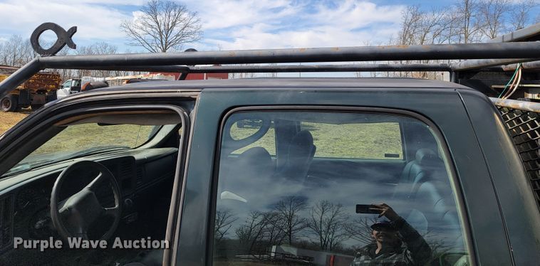 image for item JE9895 2002 Chevrolet Silverado 3500  tow truck