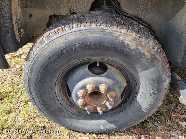 image for item JE9895 2002 Chevrolet Silverado 3500  tow truck