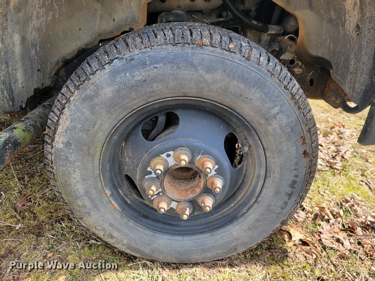 image for item JE9895 2002 Chevrolet Silverado 3500  tow truck