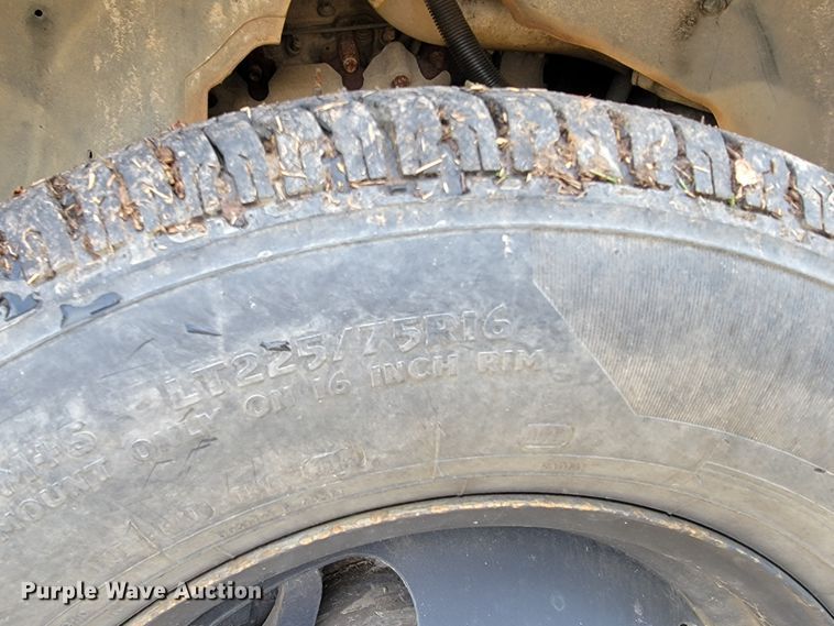 image for item JE9895 2002 Chevrolet Silverado 3500  tow truck