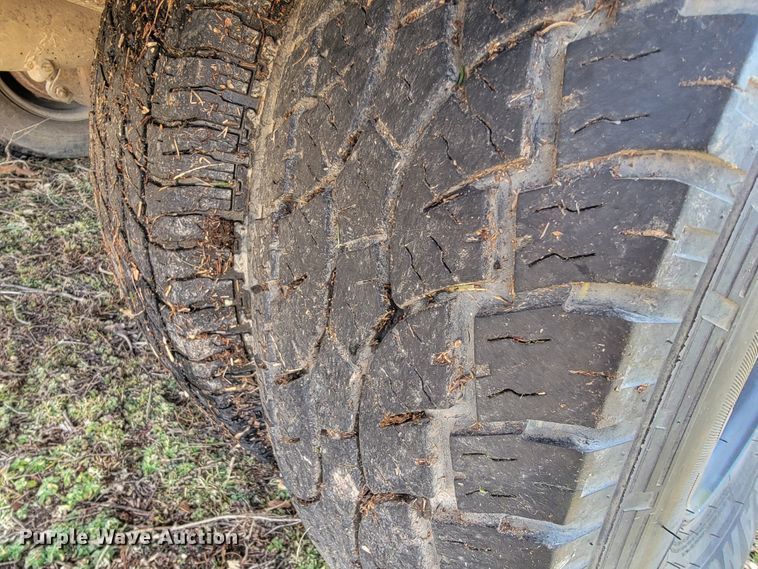 image for item JE9895 2002 Chevrolet Silverado 3500  tow truck