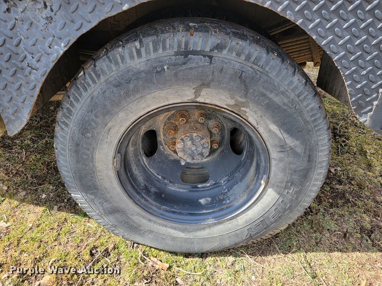 image for item JE9895 2002 Chevrolet Silverado 3500  tow truck