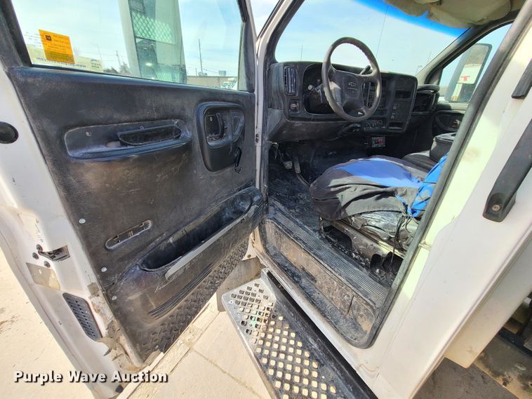 image for item JG9203 2007 Chevrolet C4500  flatbed truck