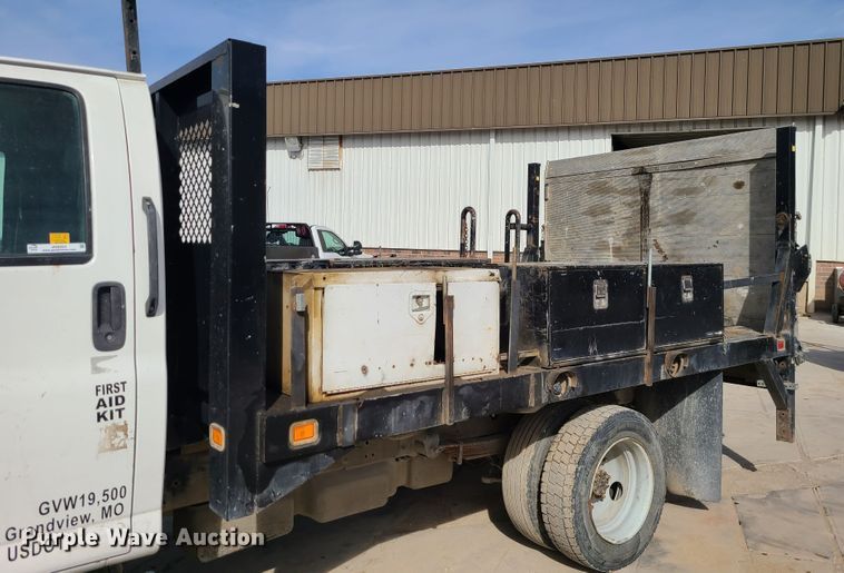 image for item JG9203 2007 Chevrolet C4500  flatbed truck