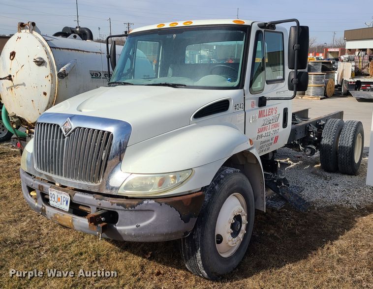 image for item JG9204 2006 International 4300  truck cab and chassis