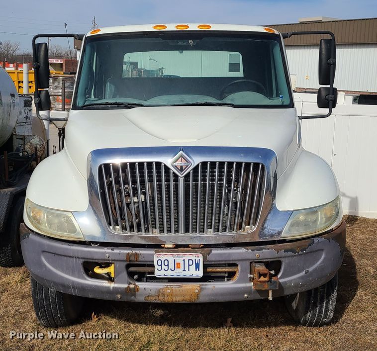 image for item JG9204 2006 International 4300  truck cab and chassis