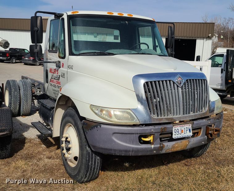 image for item JG9204 2006 International 4300  truck cab and chassis