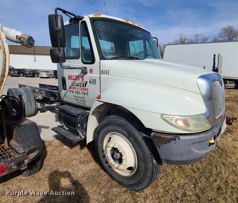 image for item JG9204 2006 International 4300  truck cab and chassis