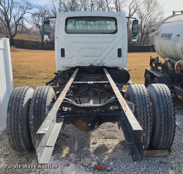 image for item JG9204 2006 International 4300  truck cab and chassis