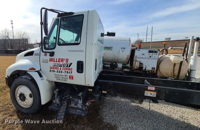 image for item JG9204 2006 International 4300  truck cab and chassis