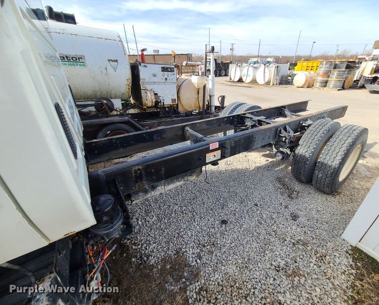 image for item JG9204 2006 International 4300  truck cab and chassis