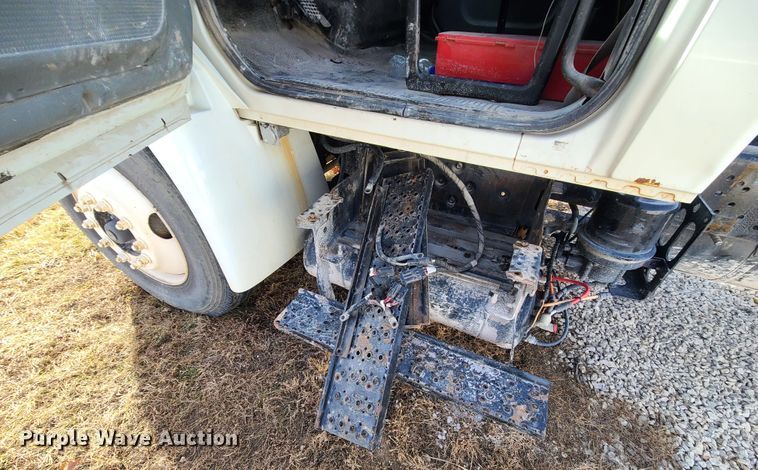 image for item JG9204 2006 International 4300  truck cab and chassis