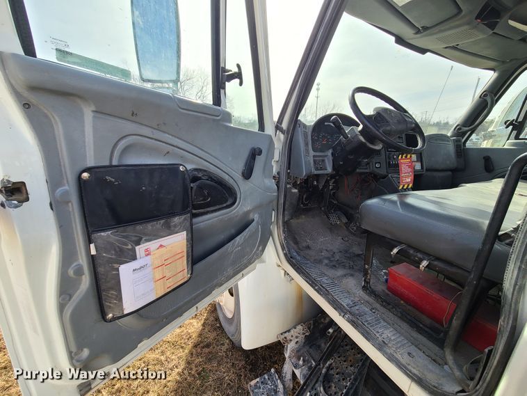 image for item JG9204 2006 International 4300  truck cab and chassis