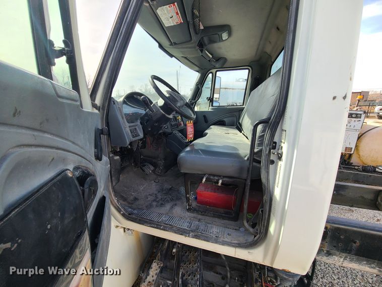 image for item JG9204 2006 International 4300  truck cab and chassis