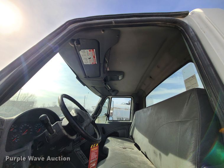 image for item JG9204 2006 International 4300  truck cab and chassis