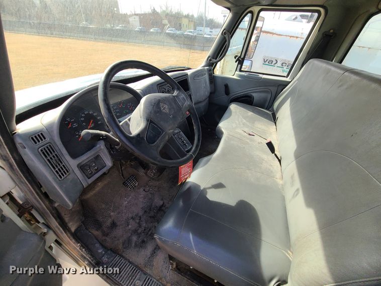 image for item JG9204 2006 International 4300  truck cab and chassis