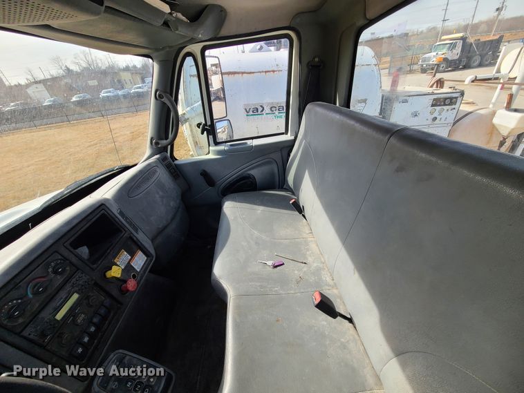 image for item JG9204 2006 International 4300  truck cab and chassis