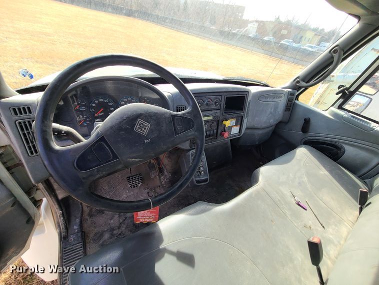 image for item JG9204 2006 International 4300  truck cab and chassis