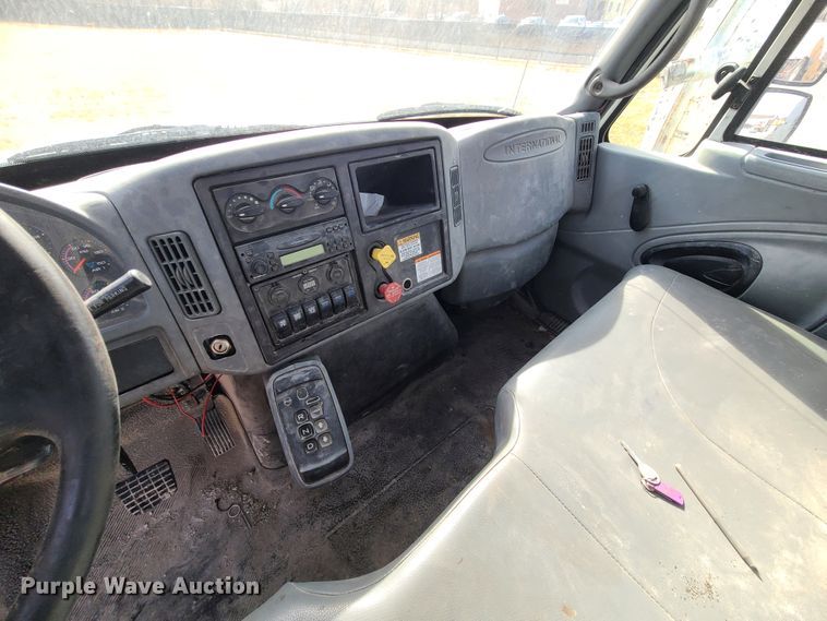 image for item JG9204 2006 International 4300  truck cab and chassis