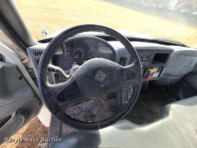 image for item JG9204 2006 International 4300  truck cab and chassis