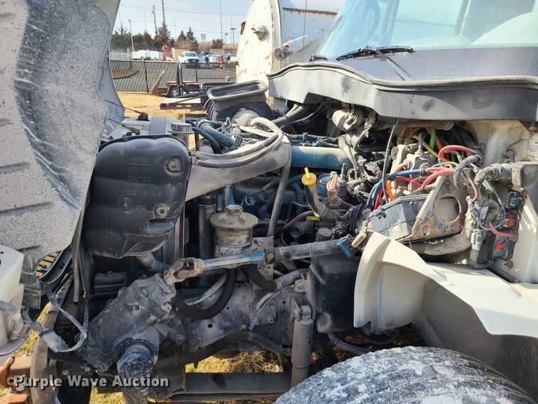 image for item JG9204 2006 International 4300  truck cab and chassis