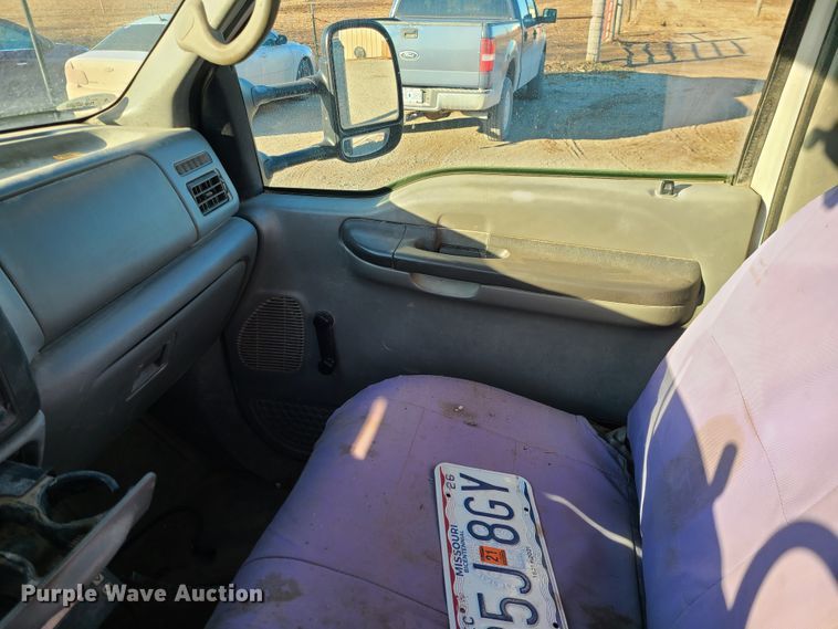 image for item JG9262 2002 Ford F550 Super Duty XL  flatbed truck