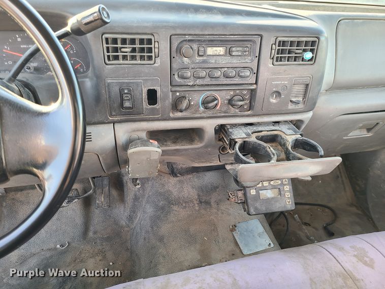 image for item JG9262 2002 Ford F550 Super Duty XL  flatbed truck